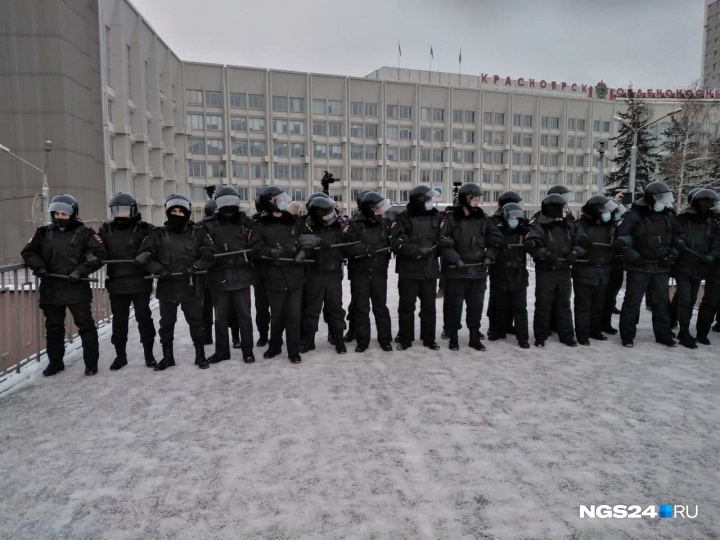 ОМОН у мэрии Красноярска ОМОН у мэрии Красноярска