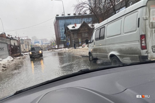 Коммунальный коллапс сегодня днем произошел в центре Екатеринбурга Коммунальный коллапс сегодня днем произошел в центре Екатеринбурга
