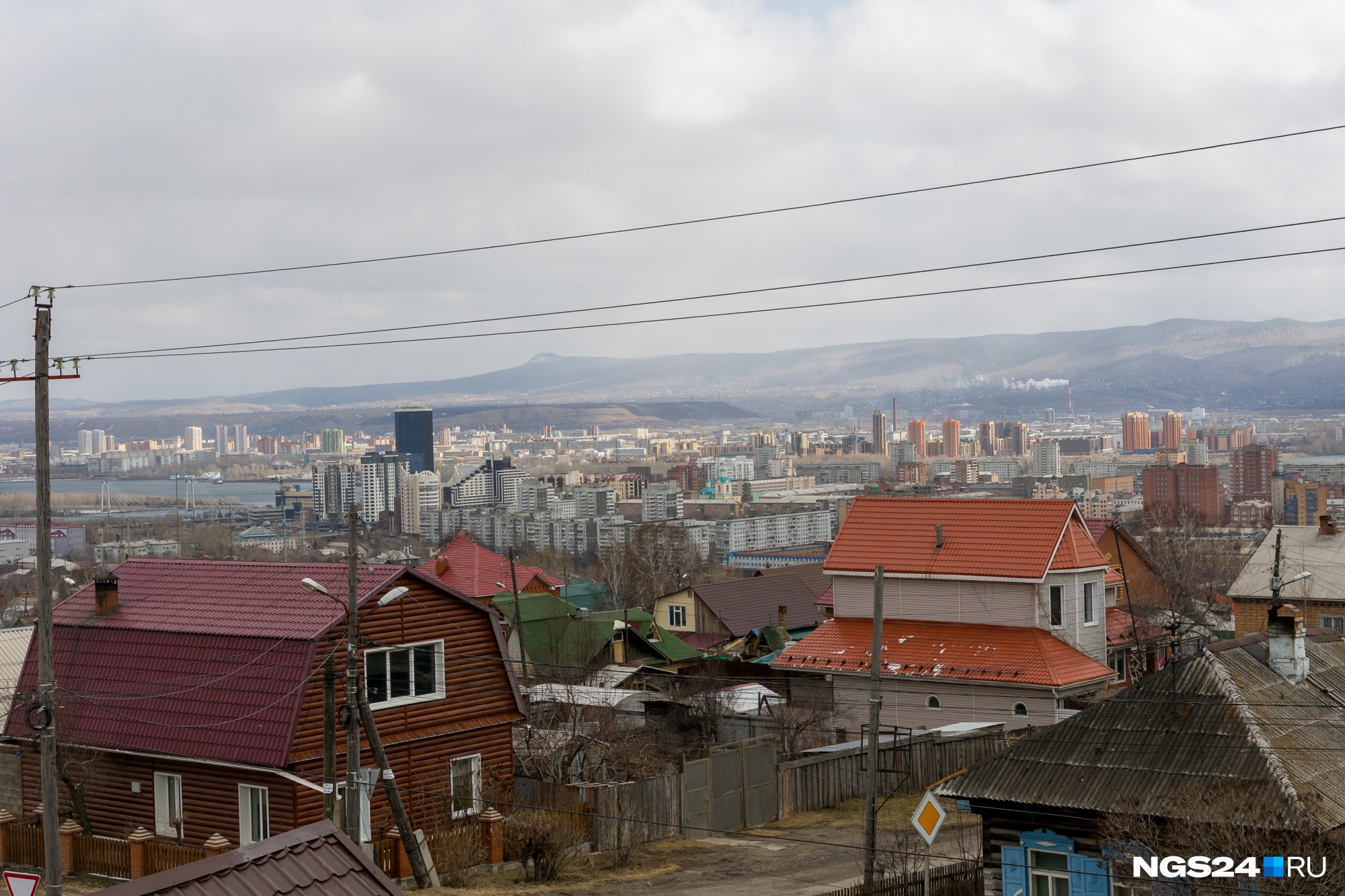 Из дома на Гагарина, 64 открывается замечательный вид на город, даже Енисей видно