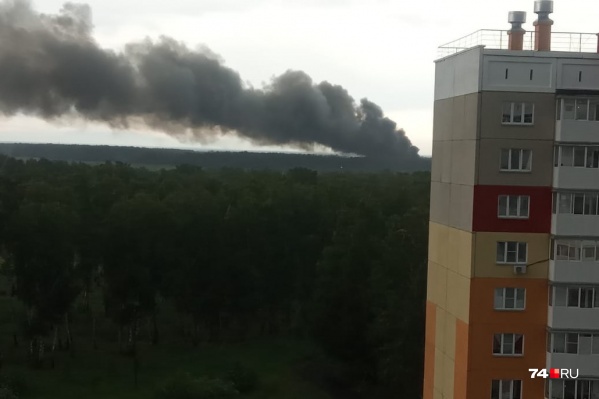 Дым от пожара виден в Челябинске Дым от пожара виден в Челябинске