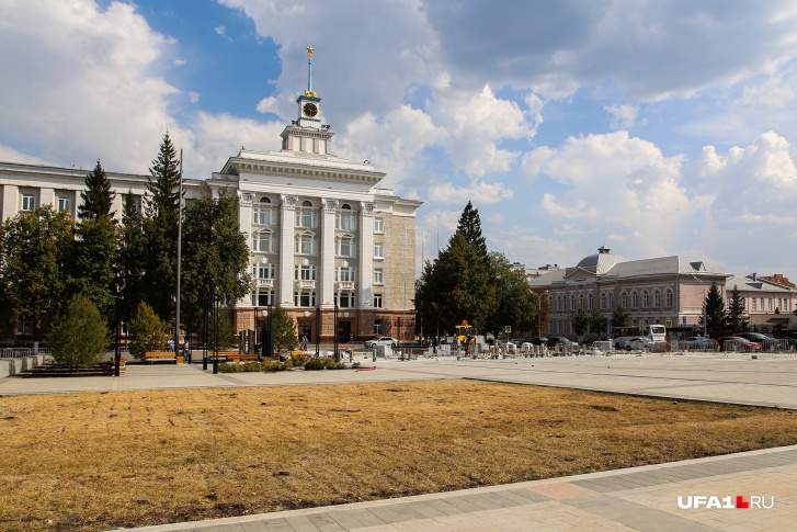 Сейчас площадь больше похожа на пустыню Сейчас площадь больше похожа на пустыню