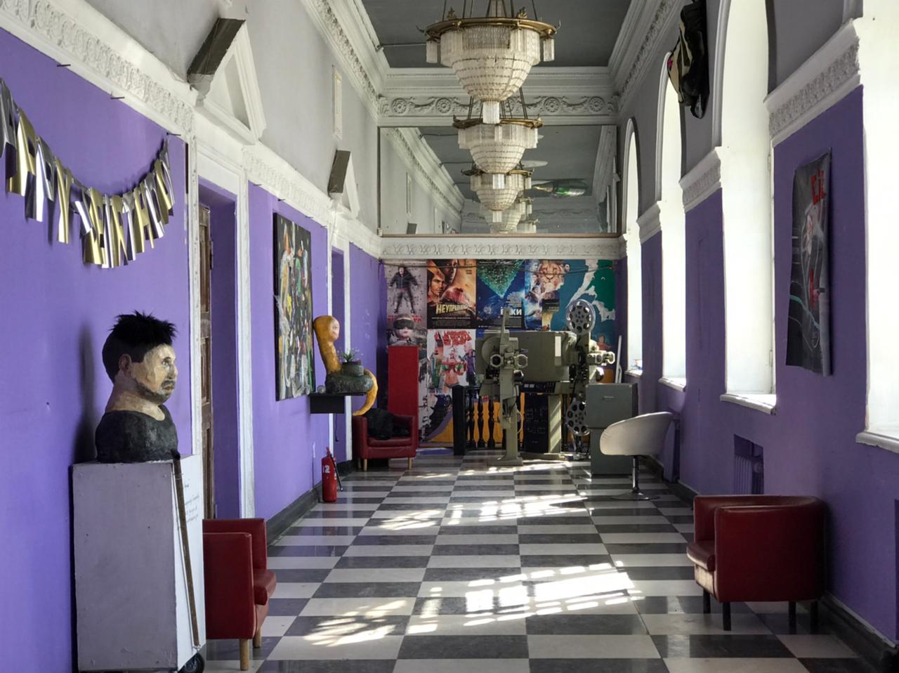 Фойе устаревшего кинотеатра «Заря» превратили в треш-выставку. Показываем, как это выглядит