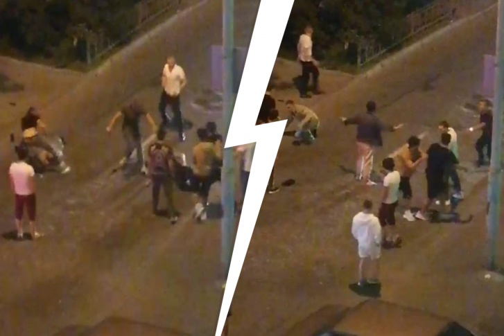 В Екатеринбурге сняли на видео массовую драку у бара В Екатеринбурге сняли на видео массовую драку у бара
