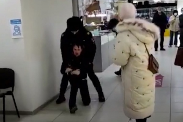 Полицейские утверждают, что во время задержания мужчина ударил одного из них Полицейские утверждают, что во время задержания мужчина ударил одного из них