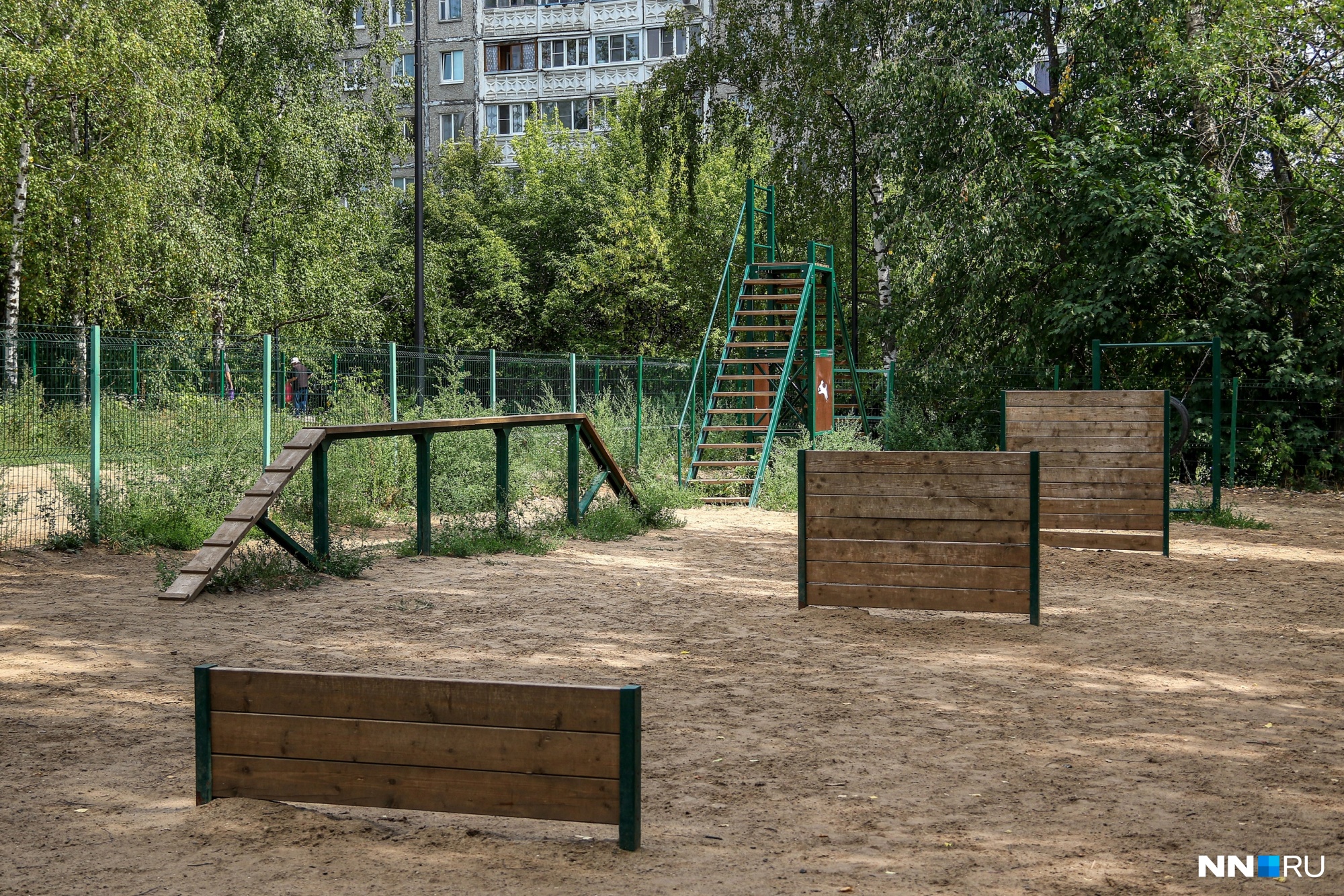 Зона для тренировок с собаками оборудована специальными препятствиями Зона для тренировок с собаками оборудована специальными препятствиями