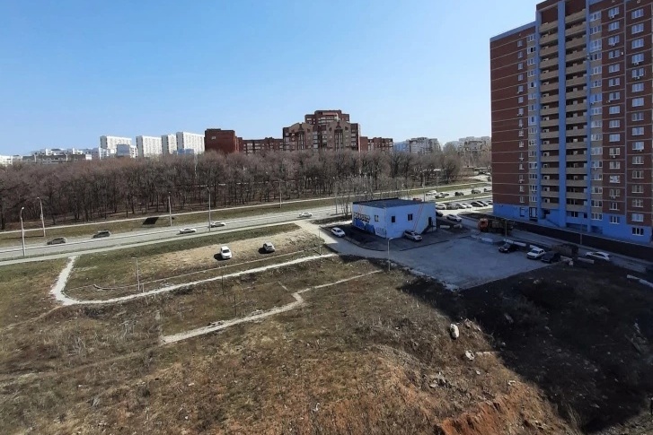 Вот на этом участке горожане ожидают возведение многоэтажек Вот на этом участке горожане ожидают возведение многоэтажек