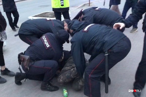 В Архангельске <a href="https://29.ru/text/politics/2021/04/21/69878153/" target="_blank" class="_">акция в поддержку политика Алексея Навального</a> не прошла без задержаний В Архангельске <a href="https://29.ru/text/politics/2021/04/21/69878153/" target="_blank" class="_">акция в поддержку политика Алексея Навального</a> не прошла без задержаний