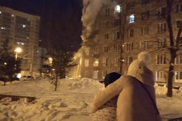Пожар вспыхнул в жилом девятиэтажном доме <nobr class="_">№ 1/2</nobr> на улице Ферина Пожар вспыхнул в жилом девятиэтажном доме <nobr class="_">№ 1/2</nobr> на улице Ферина