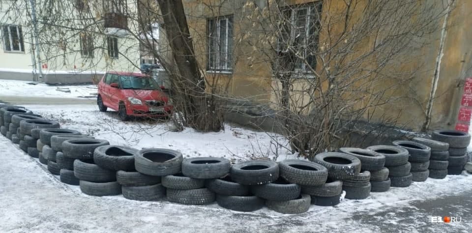 Как видно, забор оказался не очень то эффективен Как видно, забор оказался не очень то эффективен