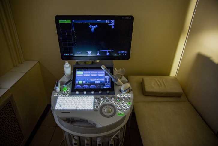 Специалисты клиники «Юнона» работают на ультразвуковом аппарате экспертного класса