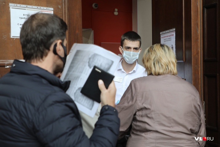 Волгоградцы принялись ссориться на входе в МФЦ Волгоградцы принялись ссориться на входе в МФЦ