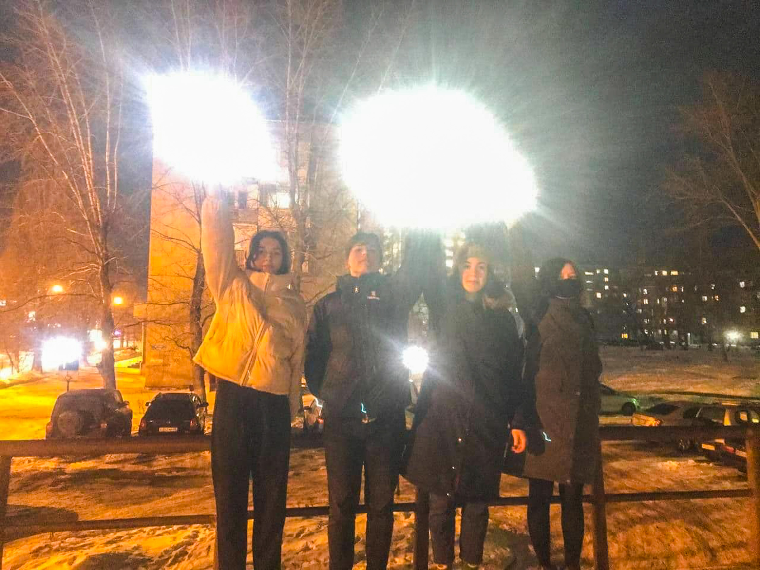 Третьи, проходя мимо, приветливо махали фонариками Третьи, проходя мимо, приветливо махали фонариками