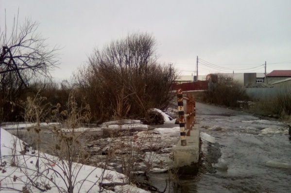 Часть моста скрылась под водой Часть моста скрылась под водой