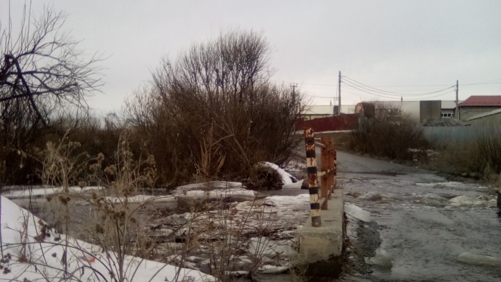 «В школу только через объезд»: в пригороде Челябинска затопило важный мост