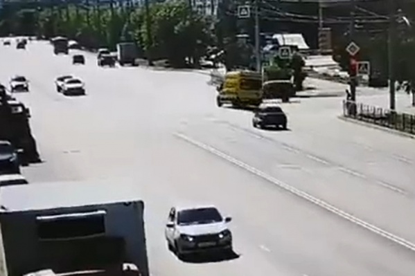 После столкновения с автомобилем скорой помощи «Ниву» отбросило на тротуар, где стояла женщина. Она погибла После столкновения с автомобилем скорой помощи «Ниву» отбросило на тротуар, где стояла женщина. Она погибла