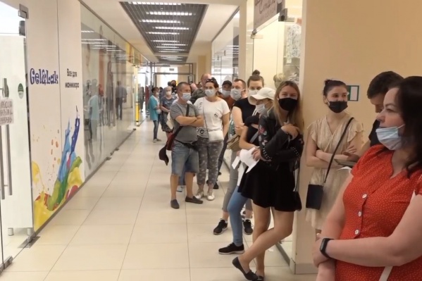 Из-за большого количества желающих привиться в ТЦ образовались длинные очереди Из-за большого количества желающих привиться в ТЦ образовались длинные очереди