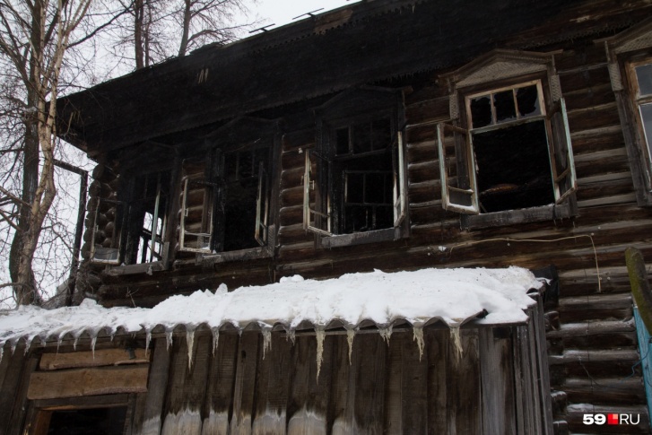 Пожар в этом старом деревянном доме произошел в январе 2020 года. В нем погибла пятилетняя девочка