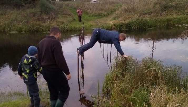 Чиновники объяснили, почему жителям Ярославской области приходится по жердочкам ползти через реку