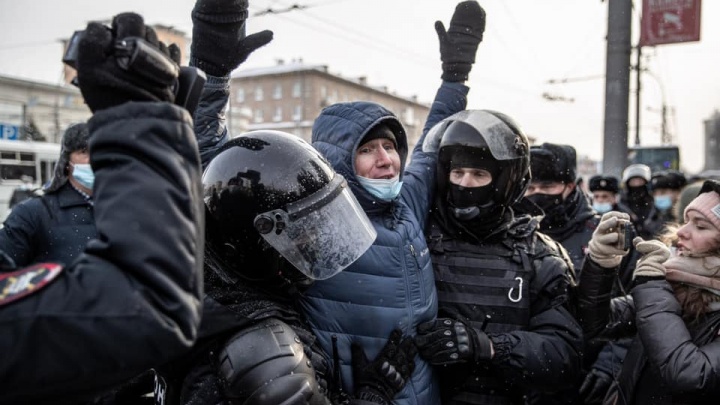 Улыбайтесь, вас сейчас задержат! 43 фото с акций протеста в России