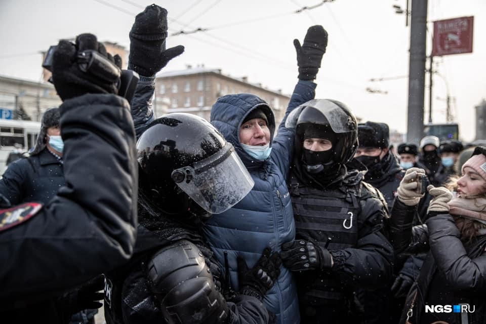 Улыбайтесь, вас сейчас задержат! 42 фото с акций протеста в России