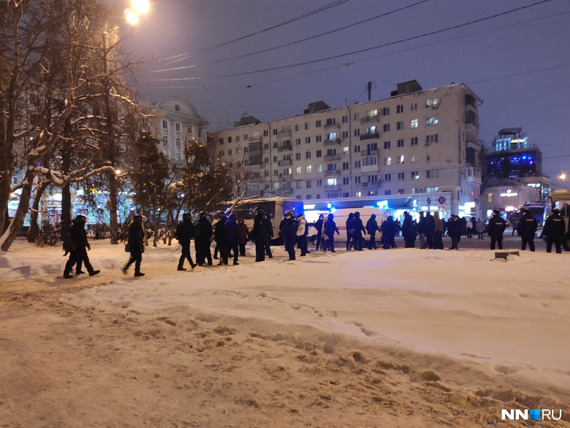 На площадь Горького люди стекались постепенно, было заметно, что у шествие уже гораздо менее организовано. И там их уже ожидала полиция На площадь Горького люди стекались постепенно, было заметно, что у шествие уже гораздо менее организовано. И там их уже ожидала полиция