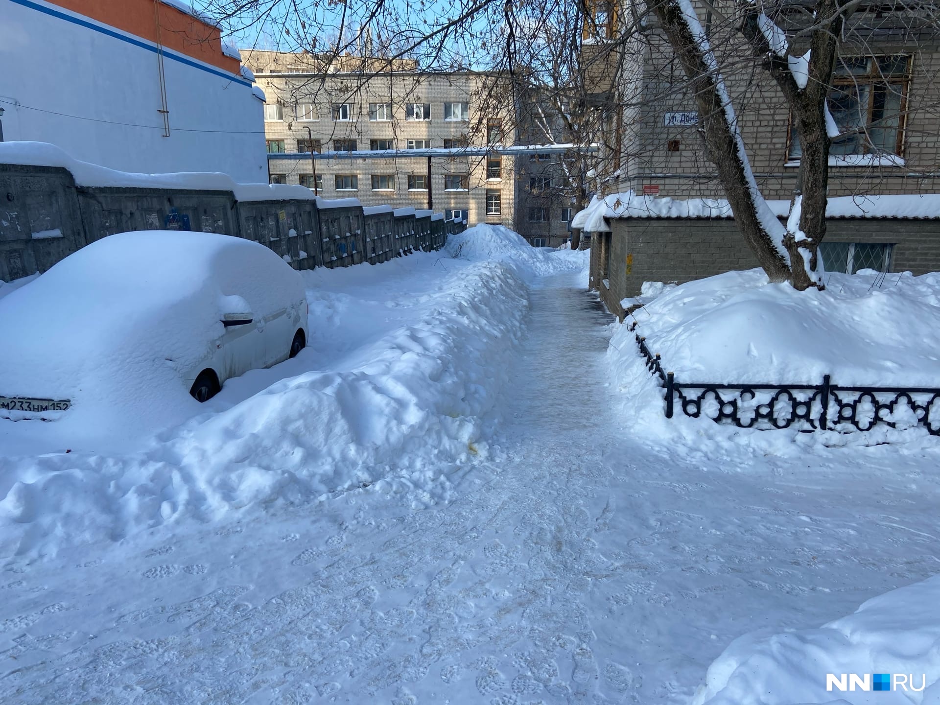 Удивительно, но даже возле домов все вычищено почти до асфальта. Таких коммунальщиков не грех и похвалить лишний раз Удивительно, но даже возле домов все вычищено почти до асфальта. Таких коммунальщиков не грех и похвалить лишний раз