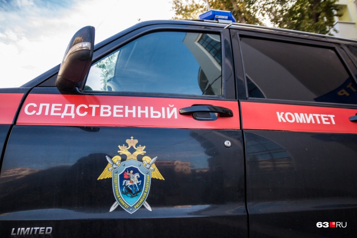 Правоохранители проводят опрос соседей и близких семьи Правоохранители проводят опрос соседей и близких семьи