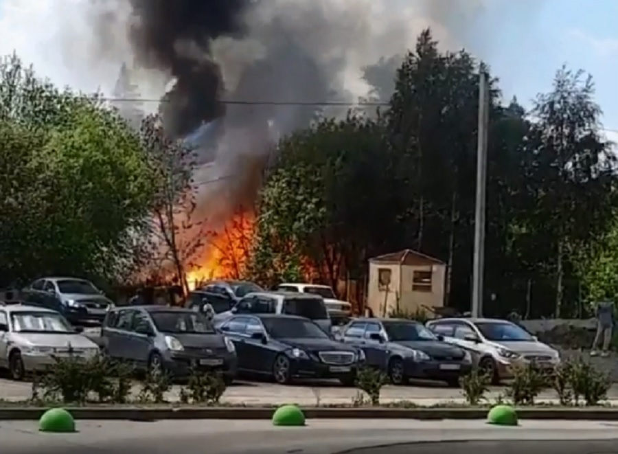 На Широкой Речке начался пожар. Дым видно из Академического