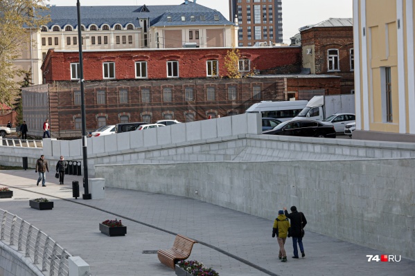Пока старые гаражи скрывает баннер. В будущем их снесут, и прогулки в этом месте должны стать более приятными Пока старые гаражи скрывает баннер. В будущем их снесут, и прогулки в этом месте должны стать более приятными