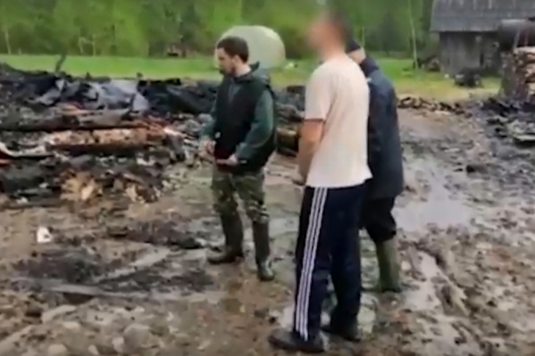 Обвиняемых в убийстве пенсионера привезли на место преступления Обвиняемых в убийстве пенсионера привезли на место преступления