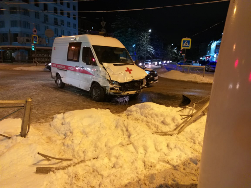 Автомобиль скорой поврежден Автомобиль скорой поврежден