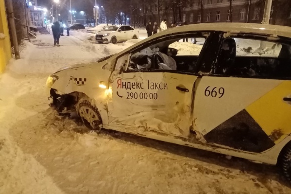 Машина с наклейками такси получила повреждения Машина с наклейками такси получила повреждения 