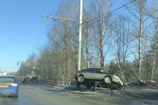 Один из автомобилей повис на заборе Один из автомобилей повис на заборе