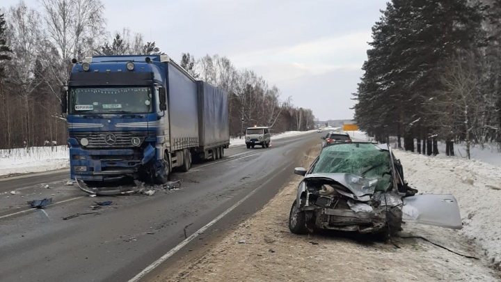 Два человека погибли в ДТП под Новосибирском — за рулем иномарки находился 18-летний водитель