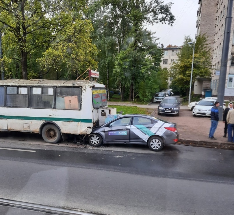 В Петербурге один каршеринг запрыгнул на столб, а второй заехал под автобус