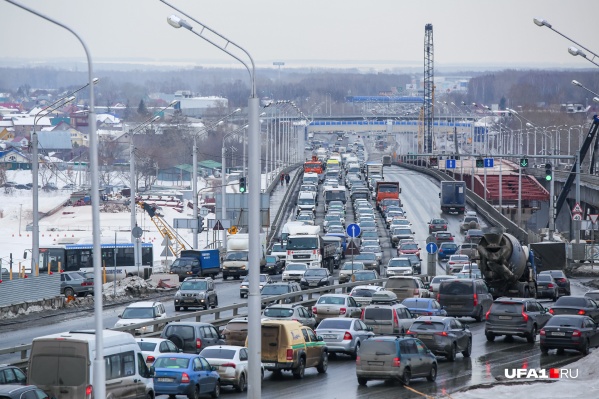 По словам городских властей, в сутки по двум действующим мостам проезжает более <nobr class="_">125 тысяч</nobr> машин По словам городских властей, в сутки по двум действующим мостам проезжает более <nobr class="_">125 тысяч</nobr> машин