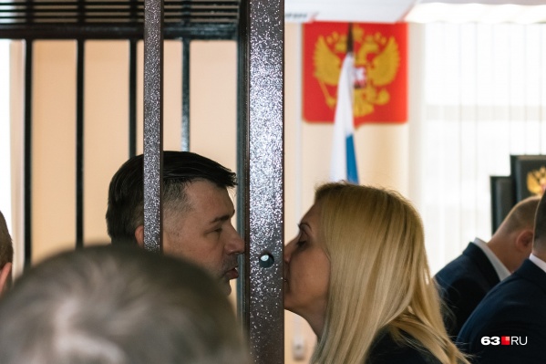 Анна Сазонова поддерживала мужа на всех заседаниях Анна Сазонова поддерживала мужа на всех заседаниях