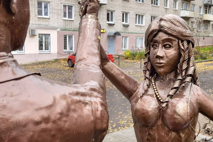 Со слов местных жителей, памятник своим видом уже несколько месяцев смущает горожан Со слов местных жителей, памятник своим видом уже несколько месяцев смущает горожан