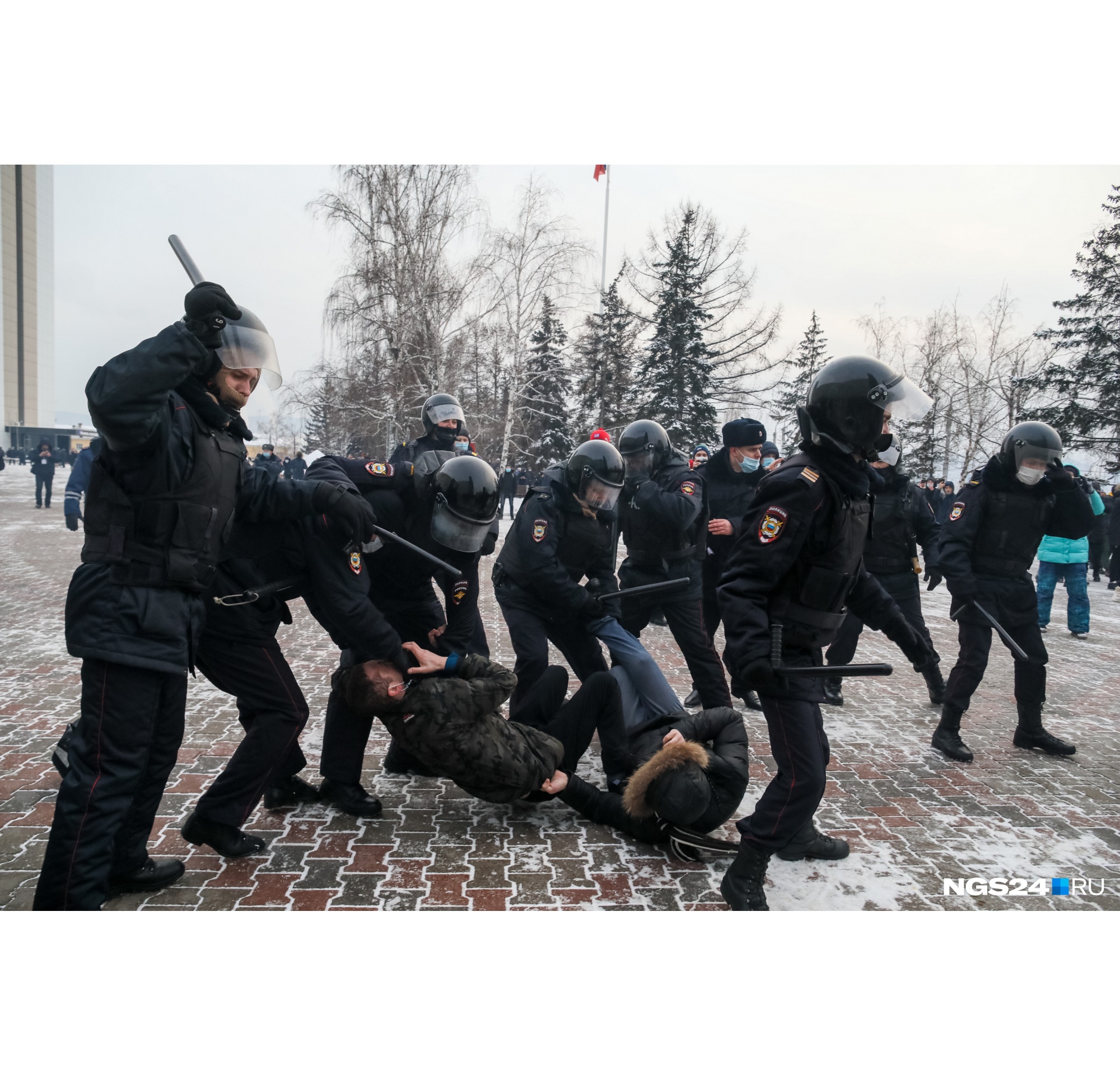 Дело доходит и до жестких задержаний, и до избиений дубинками Дело доходит и до жестких задержаний, и до избиений дубинками