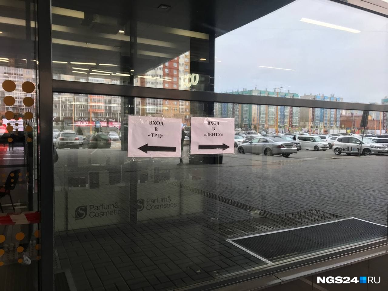 Хотя потоки посетителей продуктового гипермаркета и ТРЦ здесь попытались развести Хотя потоки посетителей продуктового гипермаркета и ТРЦ здесь попытались развести