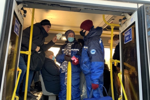 Во время пандемии волонтеры могли передвигаться на автобусах бесплатно Во время пандемии волонтеры могли передвигаться на автобусах бесплатно