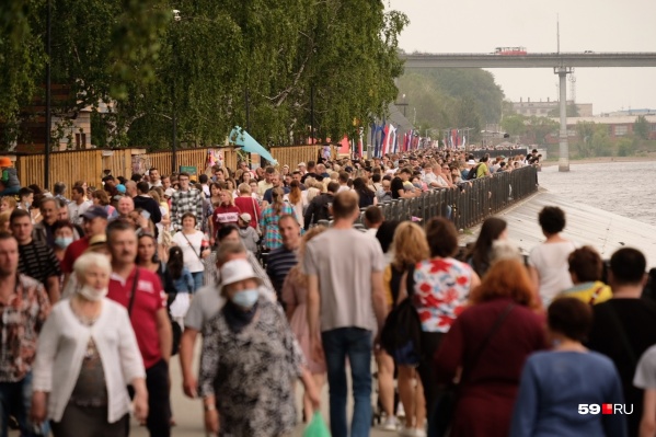 В последние выходные на набережной собиралось немало людей. Особенно много их было в День города В последние выходные на набережной собиралось немало людей. Особенно много их было в День города