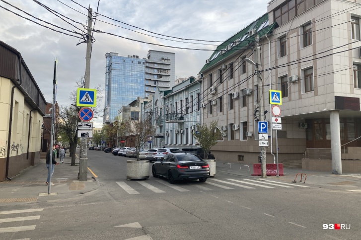 Водители легковых машин без труда проезжали между барьерами, которыми перекрыли улицу Рашпилевскую