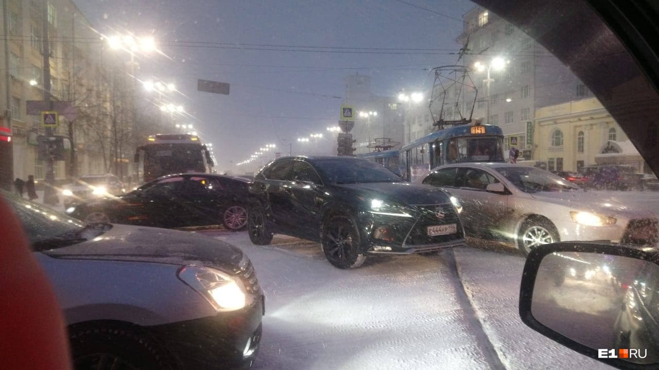 Из-за снега на дорогах неразбериха Из-за снега на дорогах неразбериха
