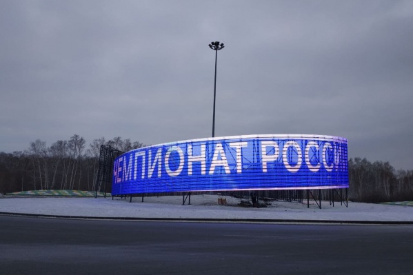 Медиаэкран по дороге в аэропорт вызывает множество вопросов. Например, водители жалуются, что он слепит глаза Медиаэкран по дороге в аэропорт вызывает множество вопросов. Например, водители жалуются, что он слепит глаза