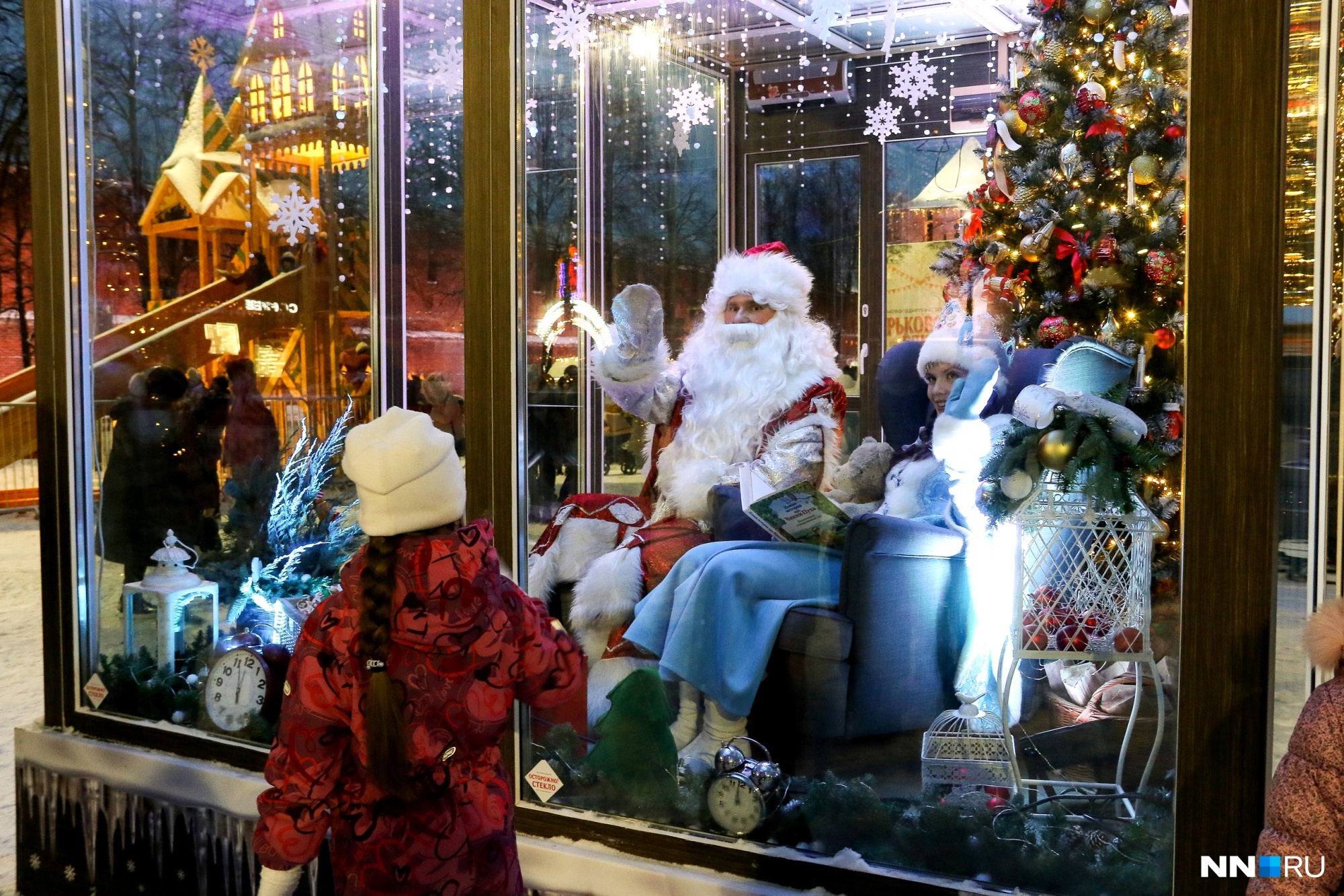 Главные герои Нового года — Дед Мороз и Снегурочка — встречали гостей под защитным стеклянным куполом