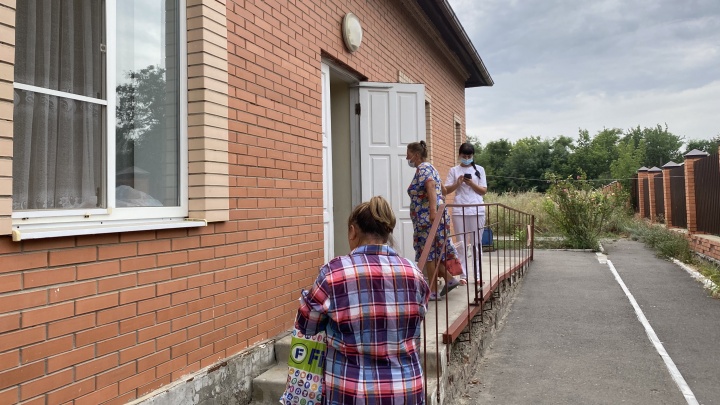 «А куда их деть?» Как в российском Донецке больных ковидом отделили шторкой от очереди в поликлинику