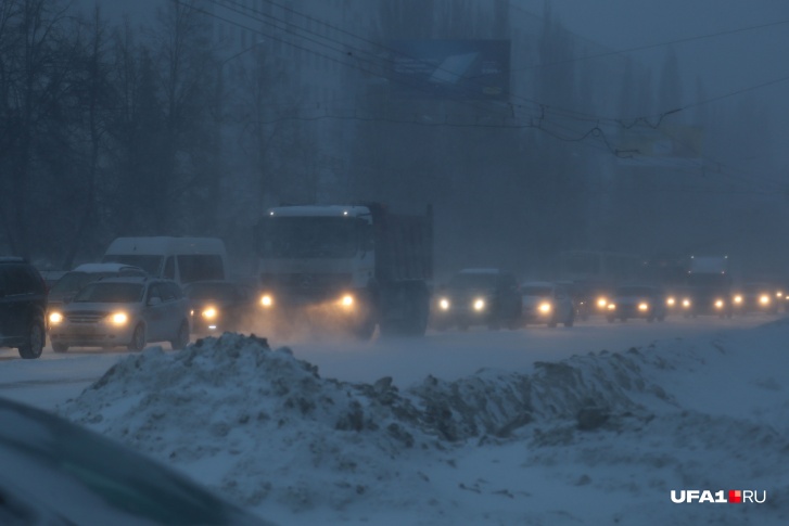На дорогах из-за метели почти ничего не видно На дорогах из-за метели почти ничего не видно