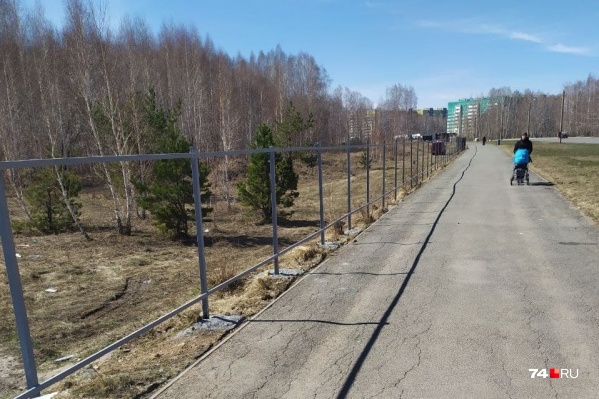 Забор поставили вплотную к тротуару на улице Бейвеля, чем сильно встревожили жителей микрорайона Забор поставили вплотную к тротуару на улице Бейвеля, чем сильно встревожили жителей микрорайона