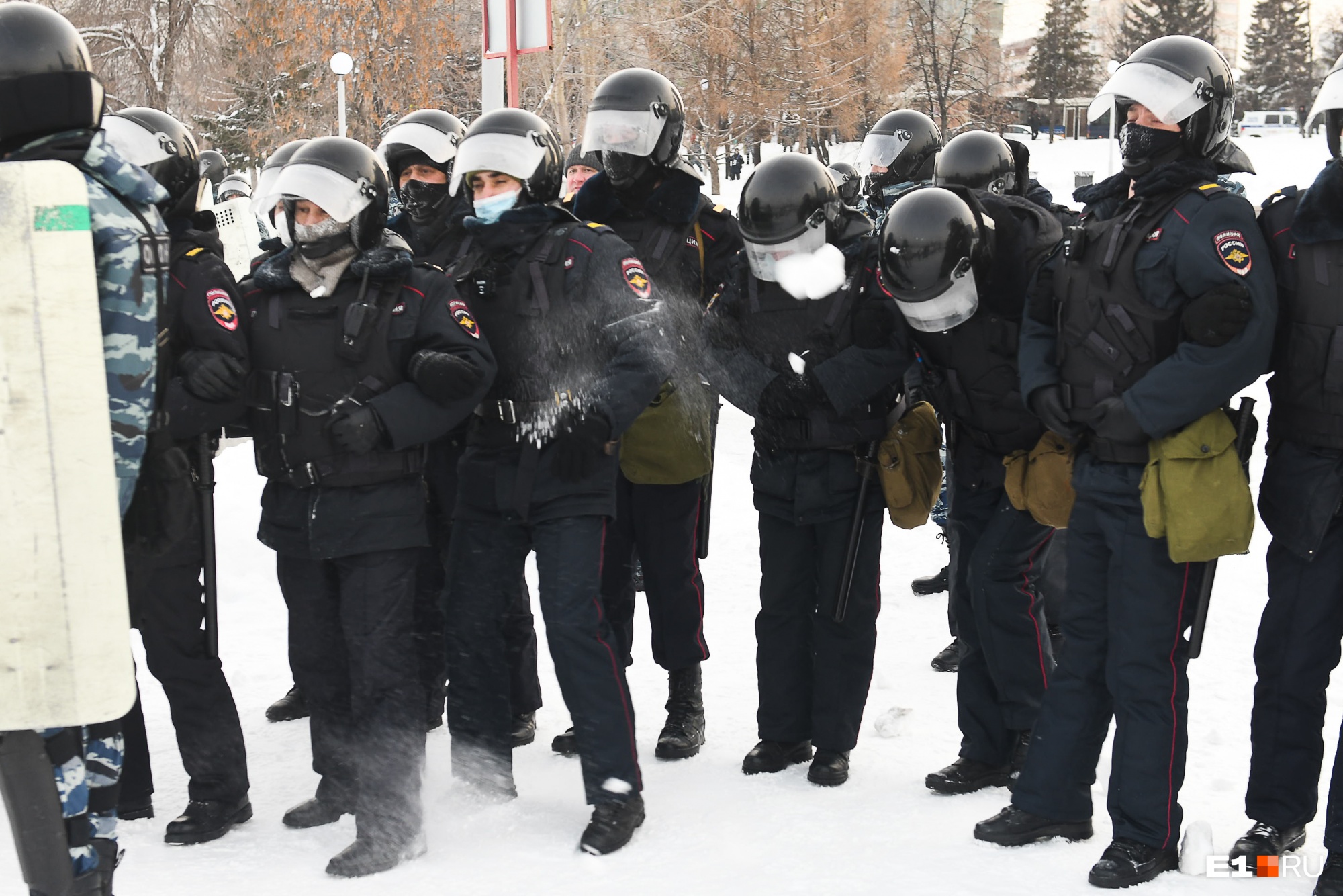 Митингующие отвечали полицейским залпами снежных комьев